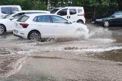 On dakika yağdı, yollar göle döndü