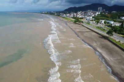 Ordu’da sağanak sonrası Karadeniz’in rengi değişti