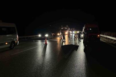 Otobanda yolun karşısına geçerken tır çarpan şahıs hayatını kaybetti