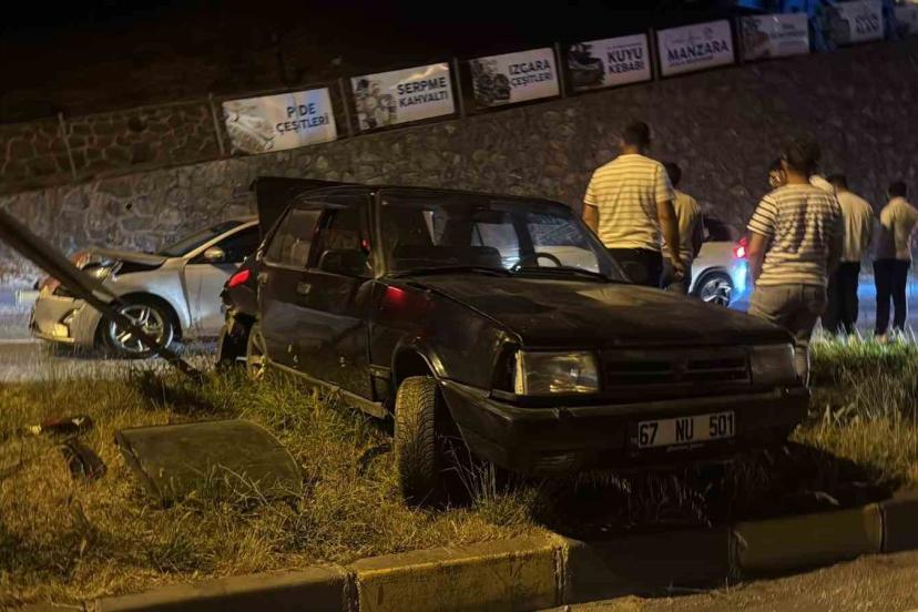 Otomobille çarpışan araç metrelerce sürüklendi