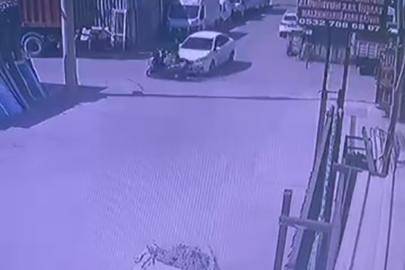 Otomobille motosikletin çarpıştığı kaza anı kameraya yansıdı: 1 yaralı