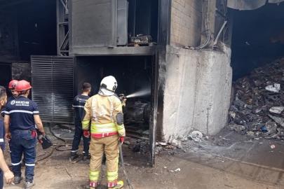 Payas’ta iş yeri alevlere teslim oldu