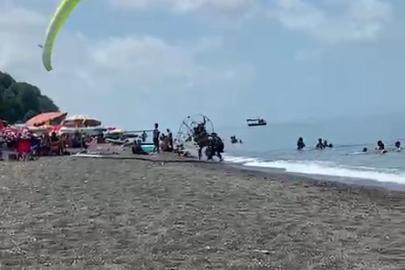 Plajda kontrolden çıkan motorlu paraşüt kalabalığa daldı: 3 yaralı
