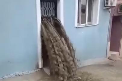 Sel suları evinin içinden geçti: Ölümden döndü