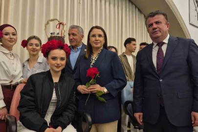 Sepet şeklinde tasarlanan insan saçında çikolata ikramı