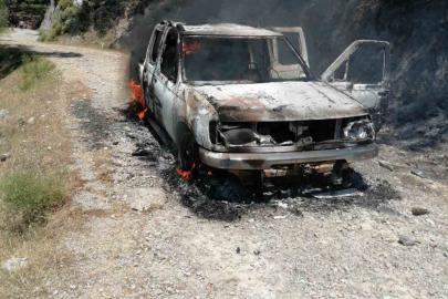Seyir halindeki araçta çıkan yangın, ormanlık alana sıçradı