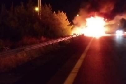 Seyir halindeki tır alev alev yanarak kullanılamaz hale geldi