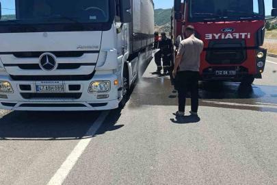 Seyir halindeki tırın lastikleri alev aldı