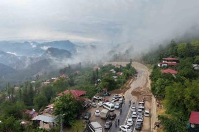 Şiddetli yağış heyelana yol açtı, motosiklet toprak altında kaldı