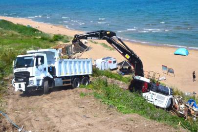 Sinop’ta sahildeki kaçak yapılara yıkım operasyonu