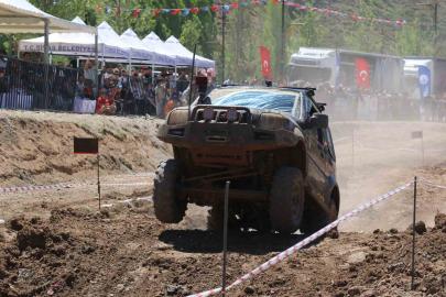 Sivas’ta off road festivalinde takla atan araç yürekleri ağza getirdi