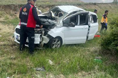 Sivas’ta takla atan otomobilde 5 kişi yaralandı