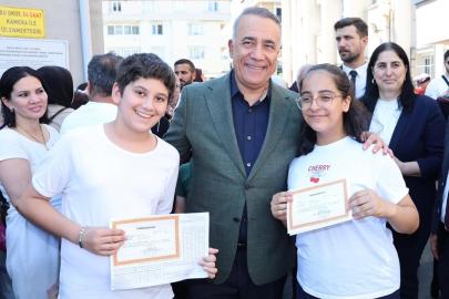 Sultangazi’de Başkan Dursun, öğrencilerin karne heyecanına ortak oldu