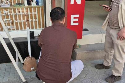 Tabelaya sıkışan yavru kediyi esnaf kurtardı