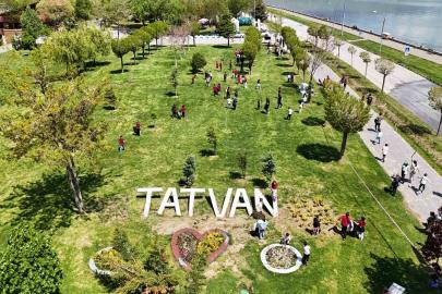 Tatvanlı öğrencilerden Van Gölü sahilinde çevre temizliği