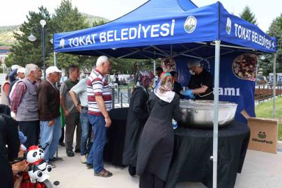 Tokat Belediyesi’nden 12 bin kişiye aşure ikramı