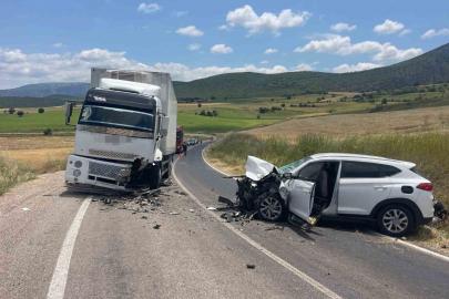 Tokat’ta otomobil ile kamyon çarpıştı: 4 yaralı