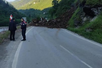 Trabzon-Bayburt karayolu heyelan nedeniyle ulaşıma kapandı