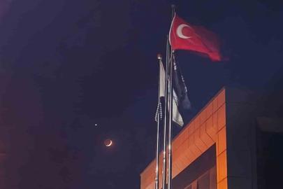 Türk bayrağı ile ay ve yıldız aynı karede