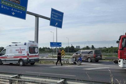 Virajı alamayan motosiklet sürücüsü bariyere çarptı