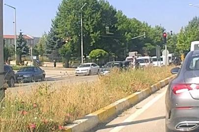 Yaşlı kadına yol vermek isteyen araca başka bir otomobil arkadan böyle çarptı