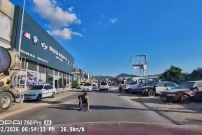 Yola düşürdüğü eşyayı almak isterken saniyelerle ölümden kurtuldu
