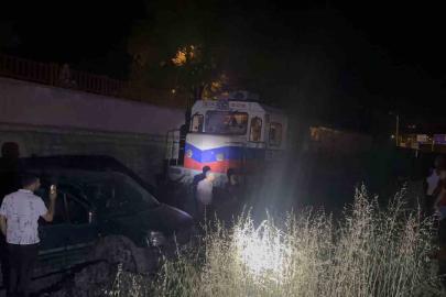 Yük treni hafif ticari aracı 120 metre sürükledi: 2 yaralı