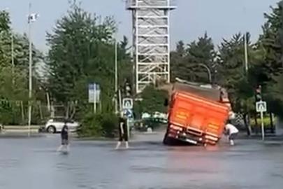 Adana’da su borusu patladı, yollar göl oldu
