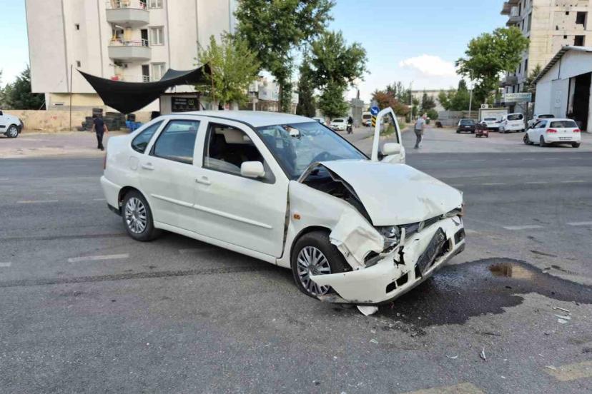 Adıyaman’da iki otomobil çarpıştı: 1’i ağır 3 yaralı