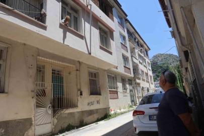 Alzaymır hastası yaşlı kadının "Allah’ım beni kurtarın, korkuyorum ve kimsem yok" bağrışları mahallenin vicdanını sızlatıyor