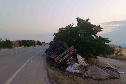 Bilecik’te yan yatan tırın sürücüsü yaralandı