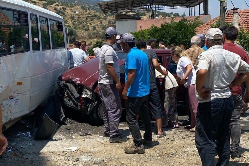 Bozdoğan’da işçi servisi ile otomobil çarpıştı:3 yaralı