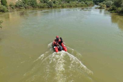 Çocuğunu kurtarmak için suya giren babayı arama çalışmaları devam ediyor