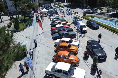Çorum’da klasik otomobil rüzgarı: Vatandaşlar büyük ilgi gösterdi