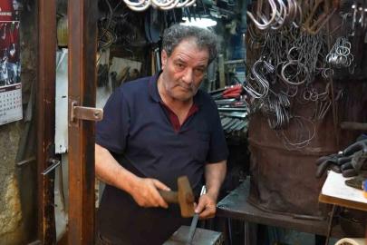 Demir ustalarının zorlu yaz mesaisi devam ediyor