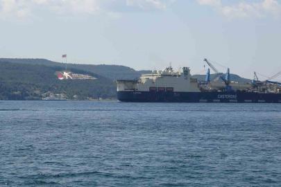 Dev boru döşeme gemisi ’Castorone’ Çanakkale Boğazı’ndan geçti