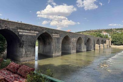 Diyarbakır’da sıcaklığın 40 dereceyi bulmasıyla tarihi mekanlar boş kaldı