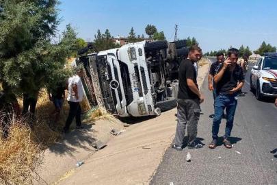 Diyarbakır’da tır devrildi: 1 yaralı