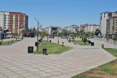 Elazığ’da kavurucu sıcaklardan dolayı cadde ve sokaklar boş kaldı