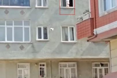 Esenler’de 3’üncü katın evin penceresinde yürüyen bebek yürekleri ağza getirdi