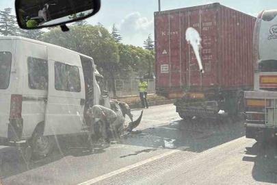Eskişehir’de tıra arkadan çarpan minibüsün sürücüsü araçta sıkıştı