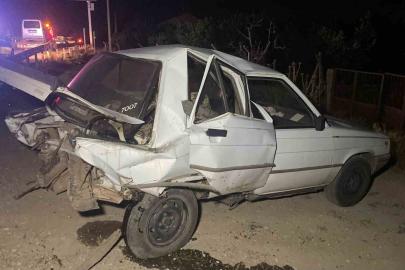 Hafif ticari araç, otomobile arkadan çarptı: 2 yaralı