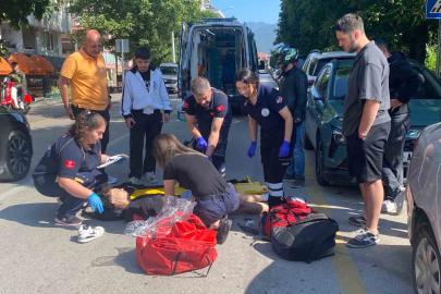 Hafif ticari araca çarparak savrulan motosikletli yaralandı