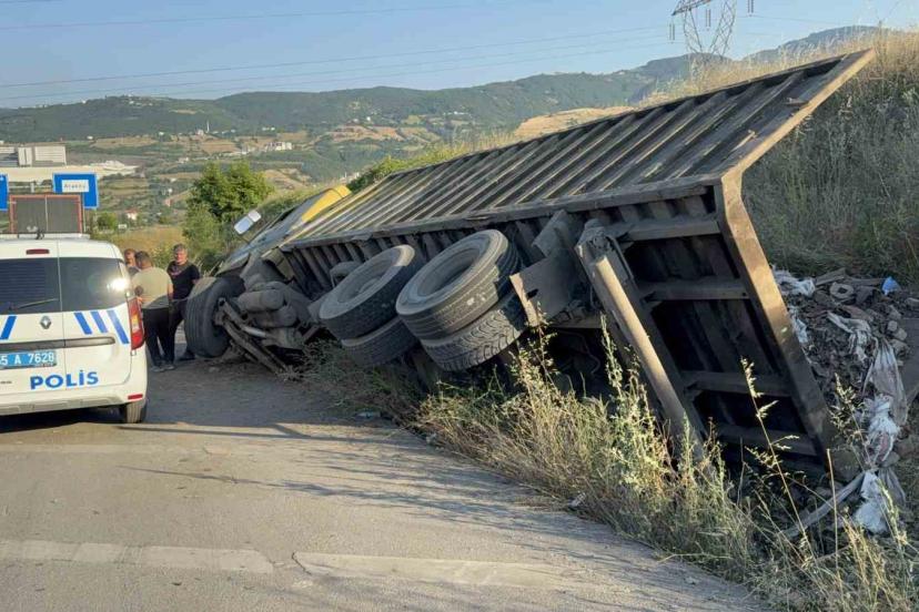Hurda yüklü kamyonun freni patladı, sürücü faciayı önledi