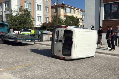 İki hafif ticari araç çarpıştı: 3 kişi yaralandı