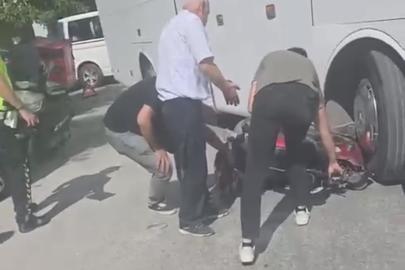 İşçi servisi ile çarpışan motosikletli yaralandı