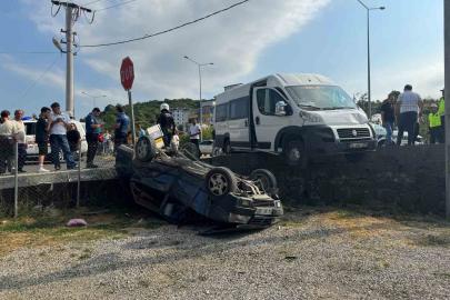 İşçi servisiyle çarpışan otomobil bahçeye uçtu: 3 yaralı