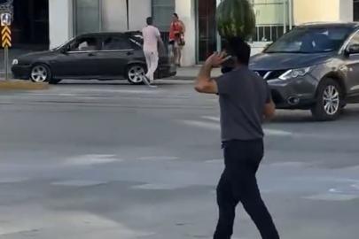 Kafasında karpuzu taşırken bir yandan da telefonla konuştu: İlginç anlar kamerada