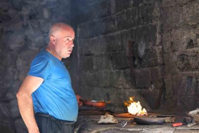 Kahramanmaraş’ta kalaycı ustasının zorlu sıcaklıkta mesaisi