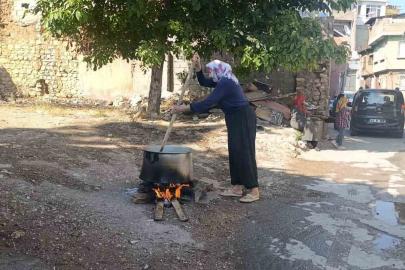 Kahramanmaraş’ta mahalle sakinleri Muharrem ayında kazan başında buluştu